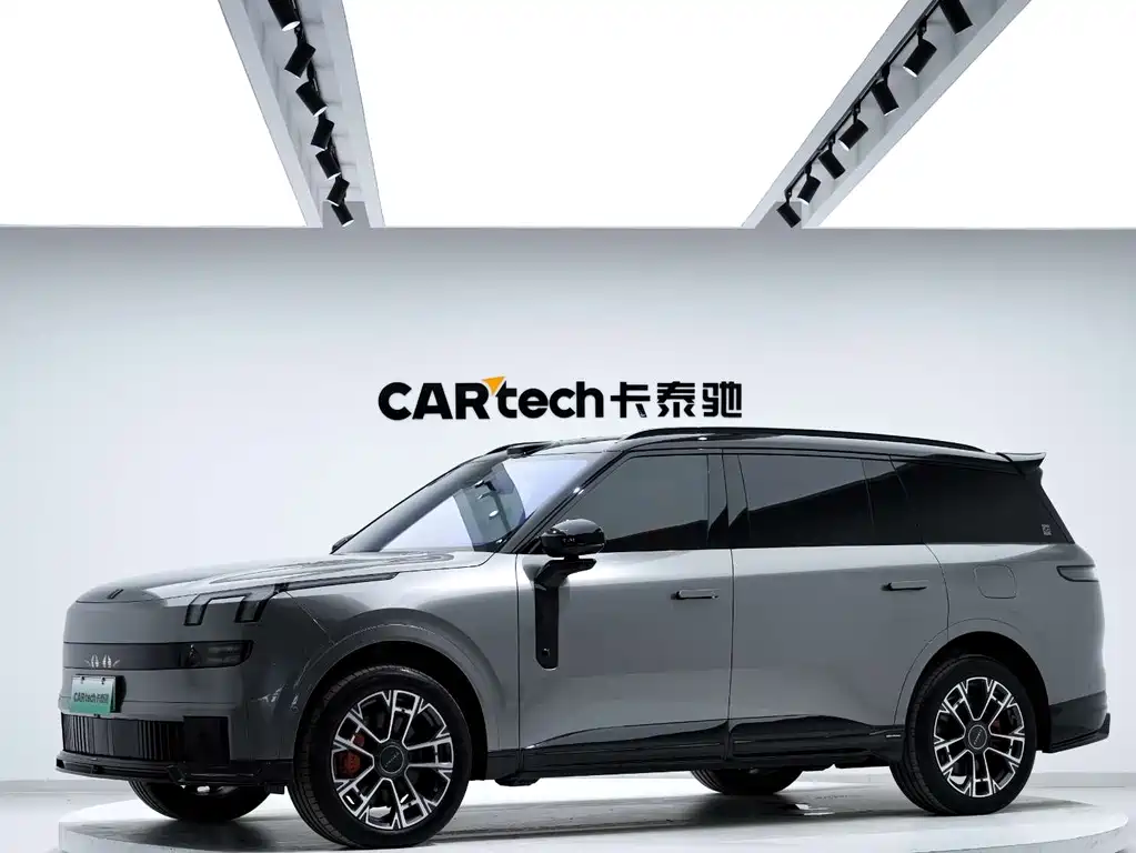 LYNK  & CO 900