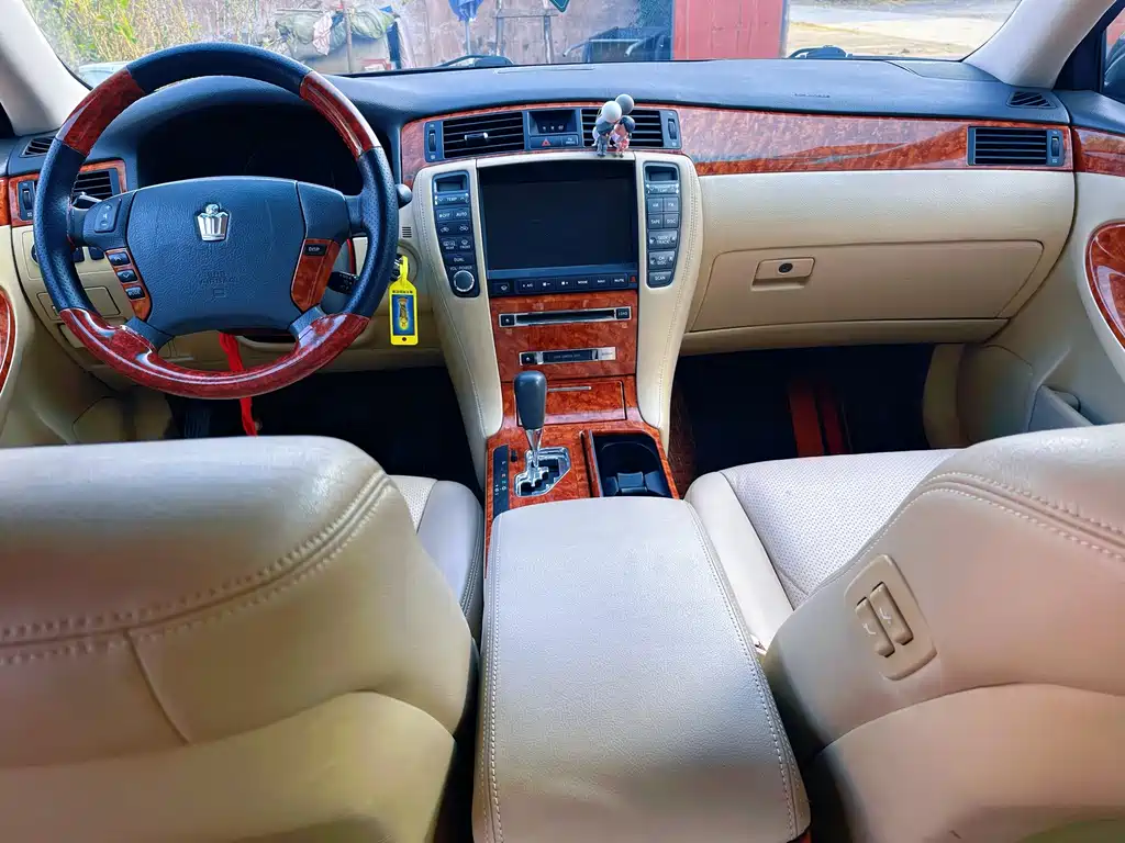 Toyota Crown — миниатюра 8