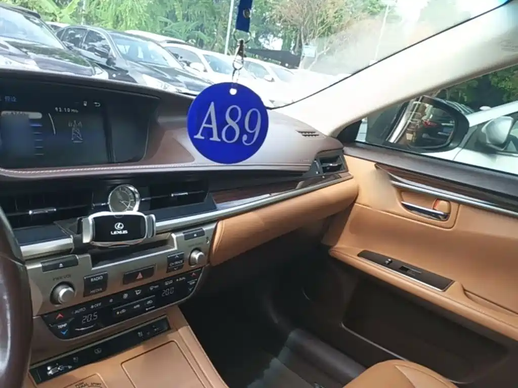 Lexus ES — миниатюра 10