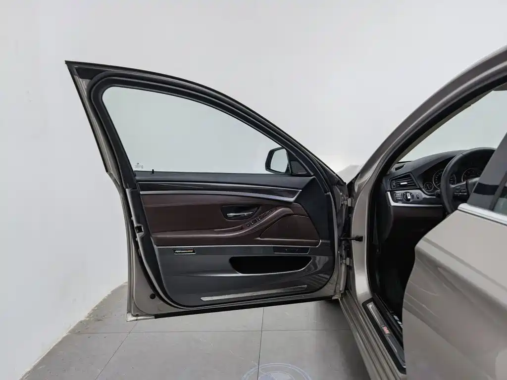 BMW 5 Series — миниатюра 8