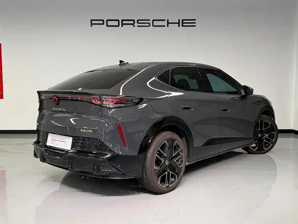 VOLKSWAGEN WITH THE CROWD 06