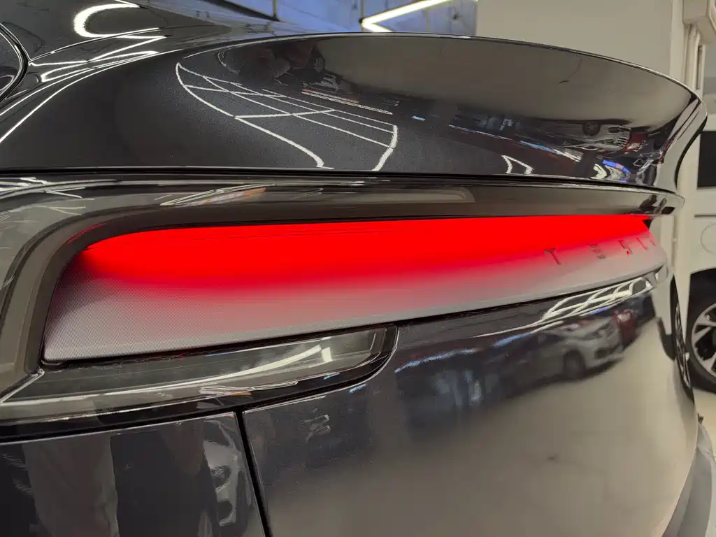 Tesla Model Y — миниатюра 6