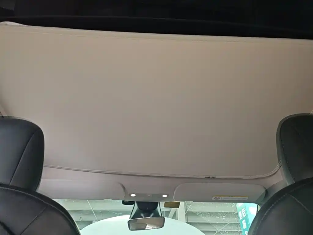 Tesla Model Y — миниатюра 18