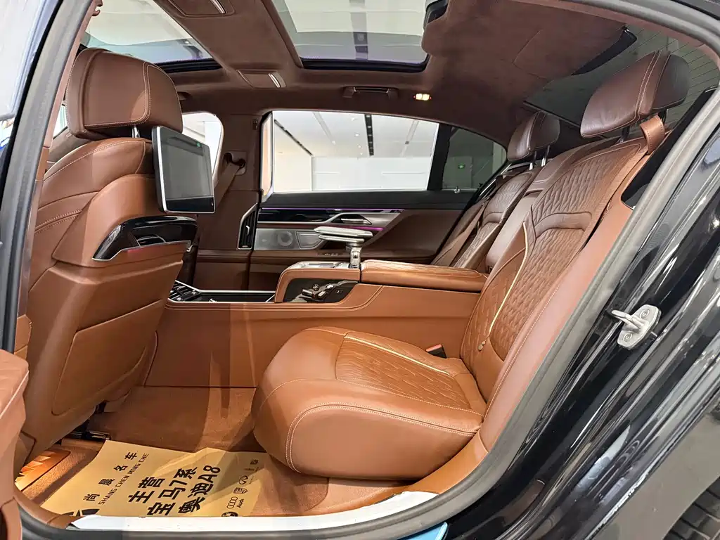 BMW 7 Series — миниатюра 12