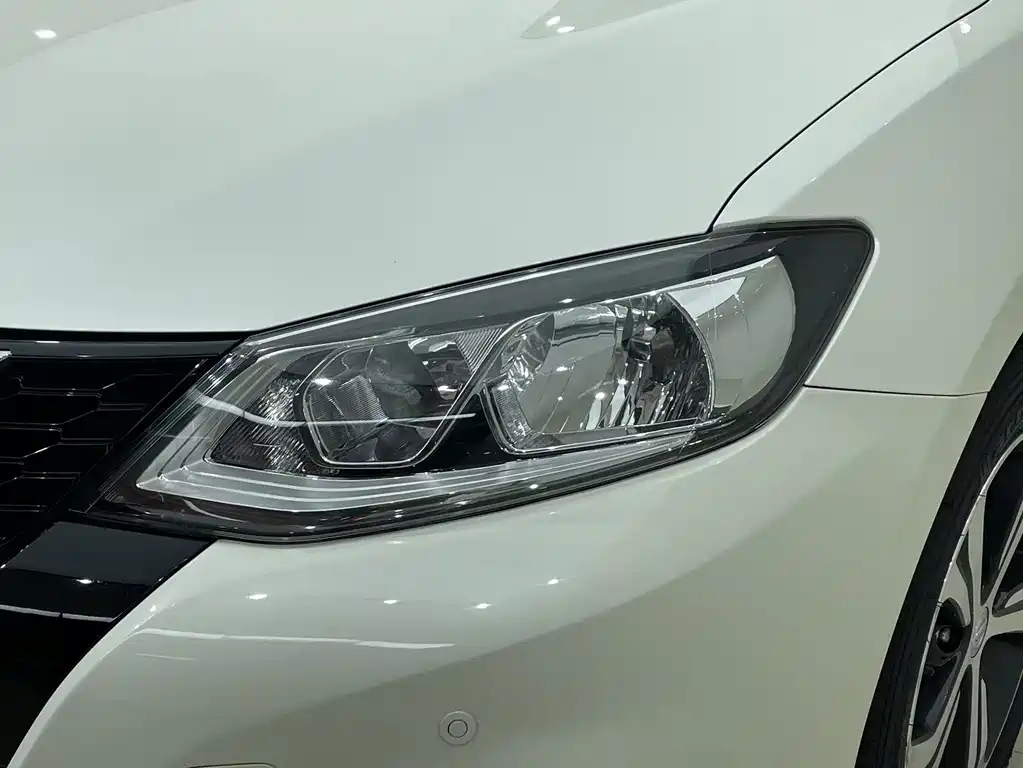 Nissan Tiida — миниатюра 4