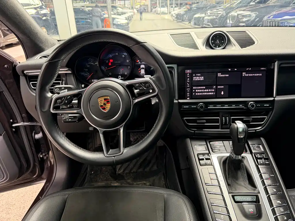 PORSCHE MACAN