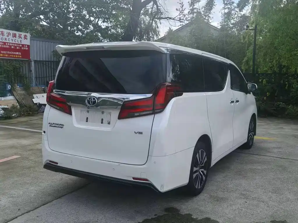 Toyota Alphard — миниатюра 6