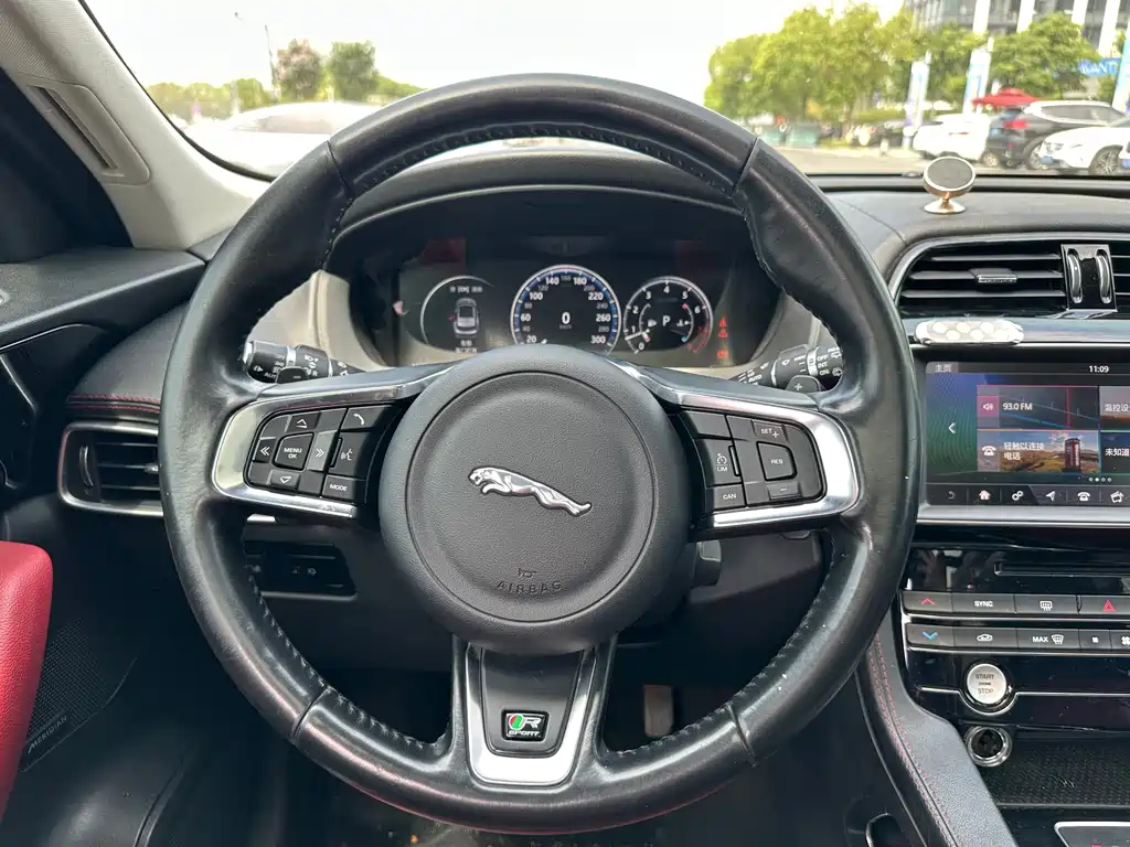 Jaguar F-PACE — миниатюра 12