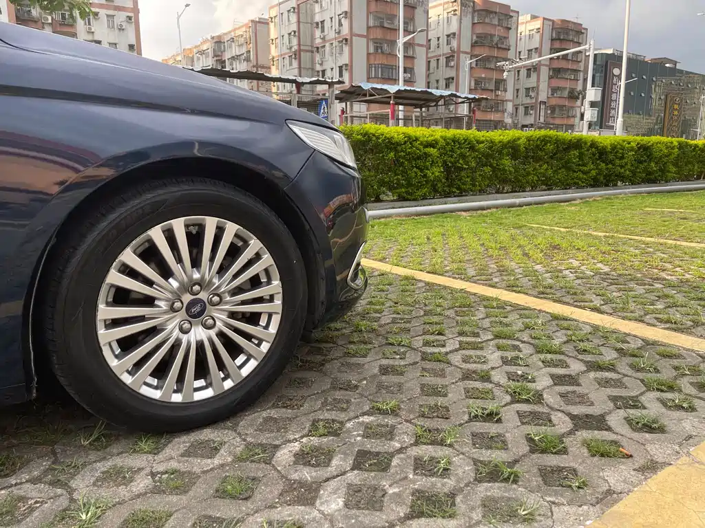 Ford Taurus — миниатюра 8