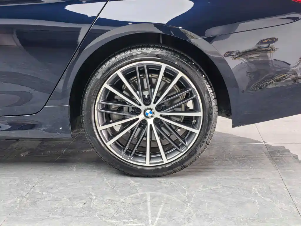 BMW 5 Series — миниатюра 11