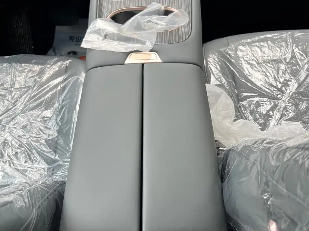Dongfeng eπ008 2025 210Ultra 6 мест