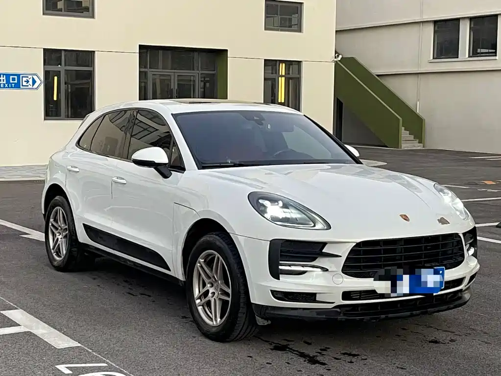 PORSCHE MACAN