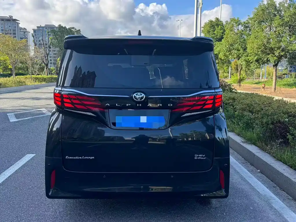 Toyota Alphard — миниатюра 9