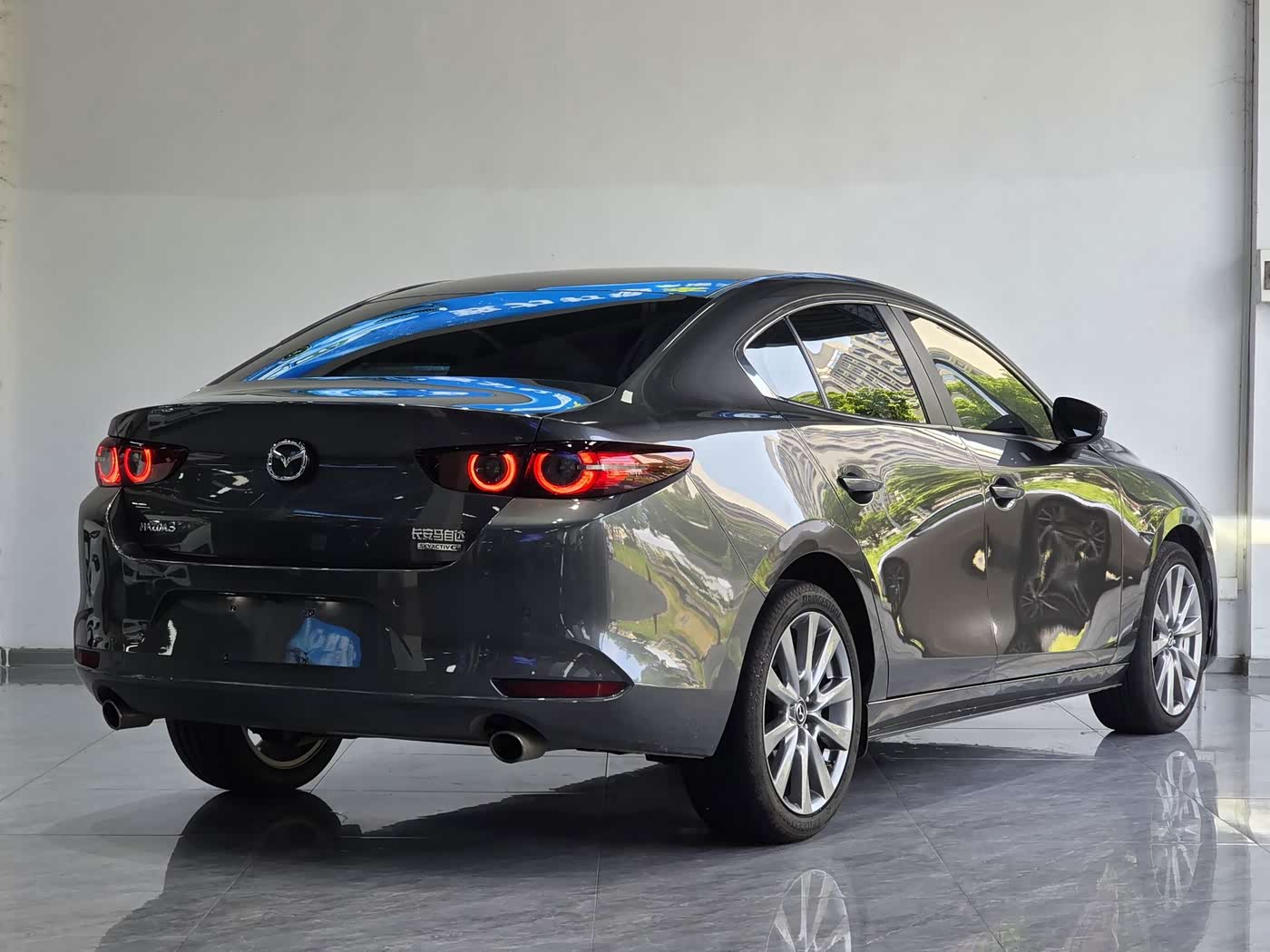 Mazda Mazda3 Axela 2.0 л 2023 г. Серебристо-серый, пробег 45000 км