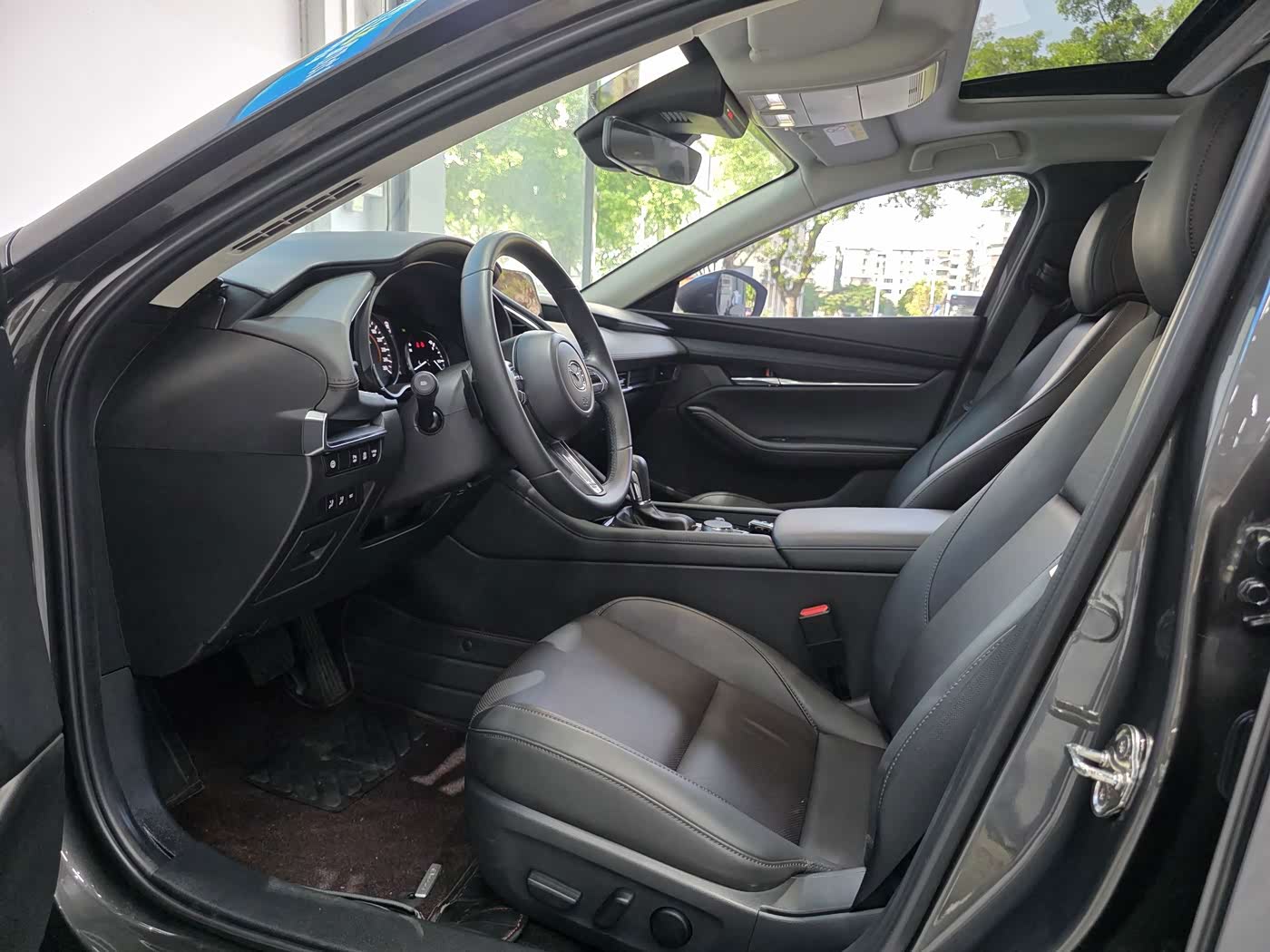 Mazda Mazda3 Axela 2.0 л 2023 г. Серебристо-серый, пробег 45000 км