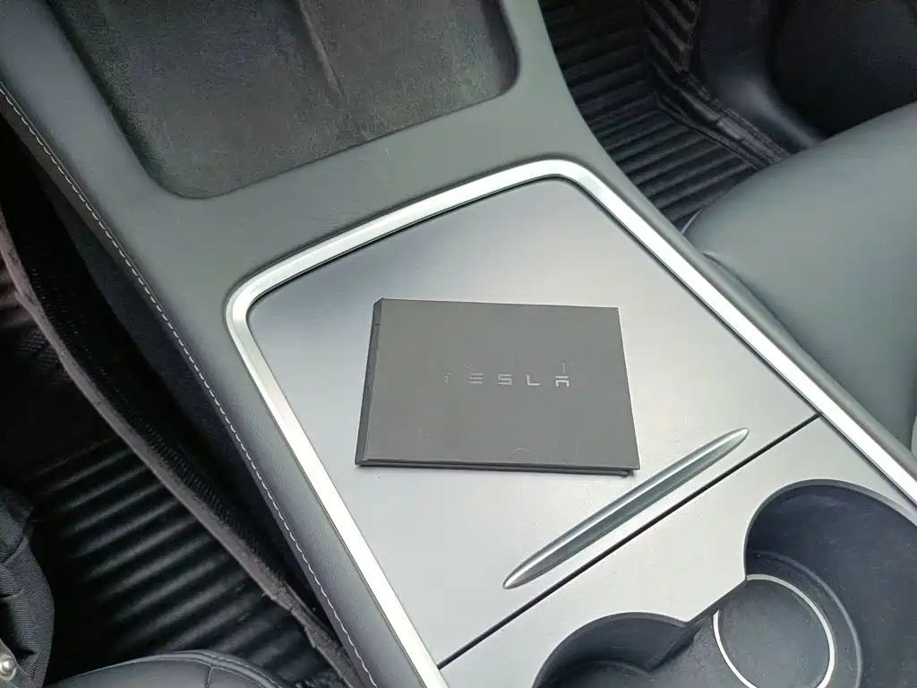 Tesla Model Y — миниатюра 9