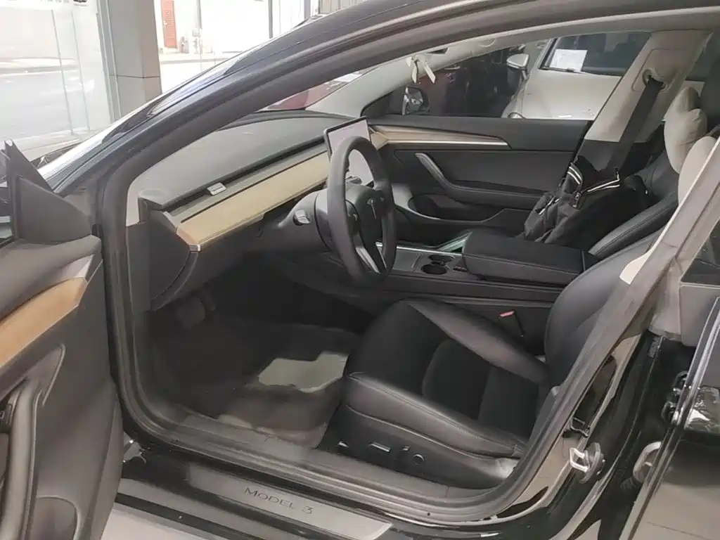 Tesla Model 3 — миниатюра 16