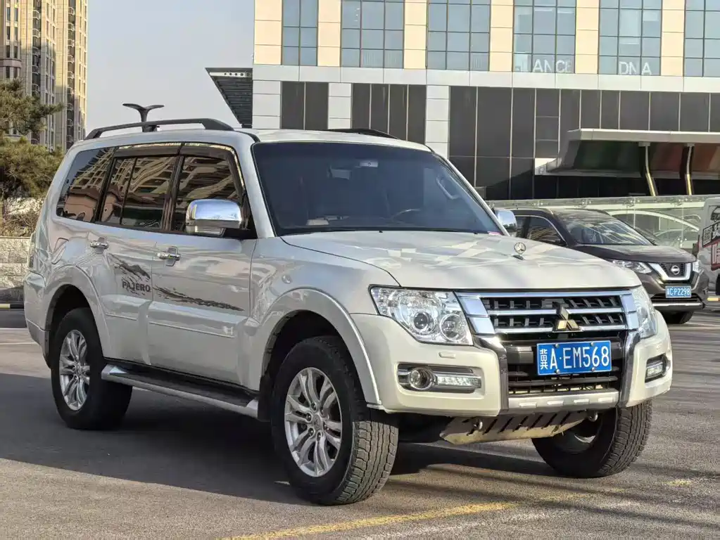 MITSUBISHI PAJERO