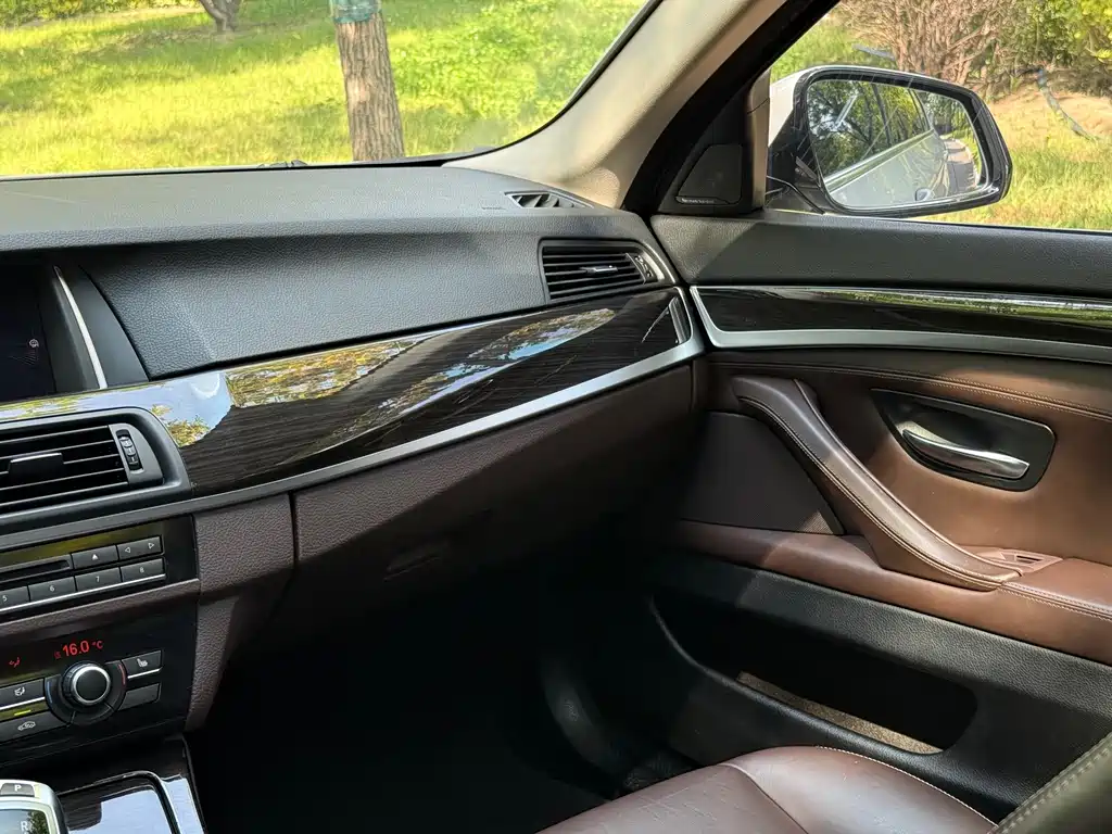 BMW 5 Series — миниатюра 26