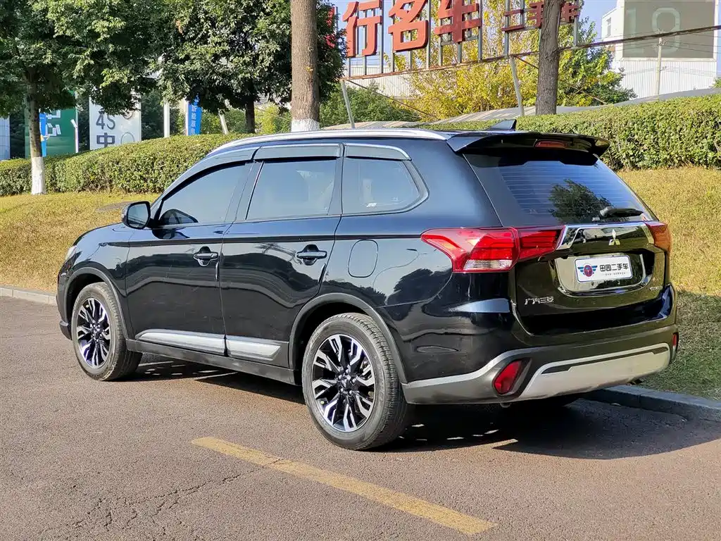 MITSUBISHI OUTLANDER