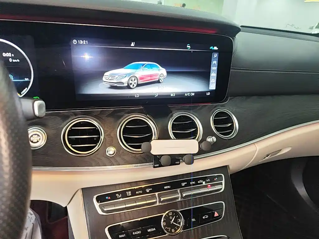 Mercedes-Benz E-Class — миниатюра 13