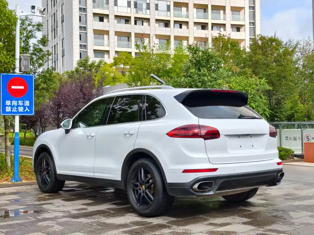 Porsche Cayenne — миниатюра 5