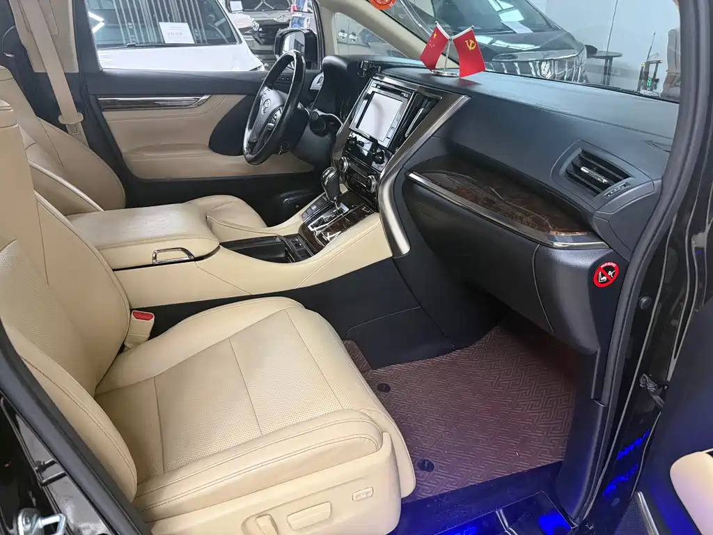 Toyota Alphard — миниатюра 6