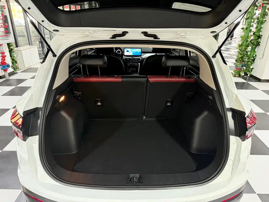Geely Binyue — миниатюра 13
