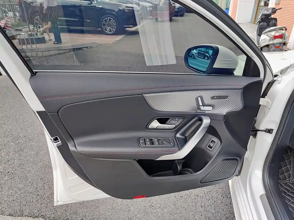 Mercedes-Benz A-Class — миниатюра 6