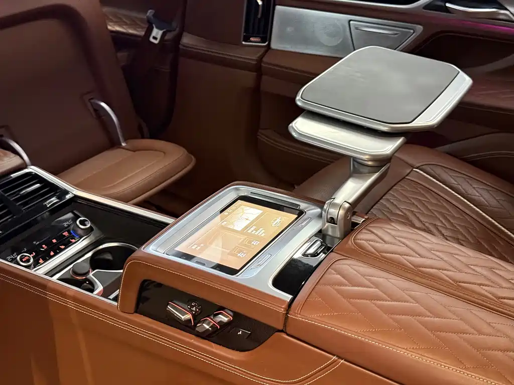 BMW 7 Series — миниатюра 11