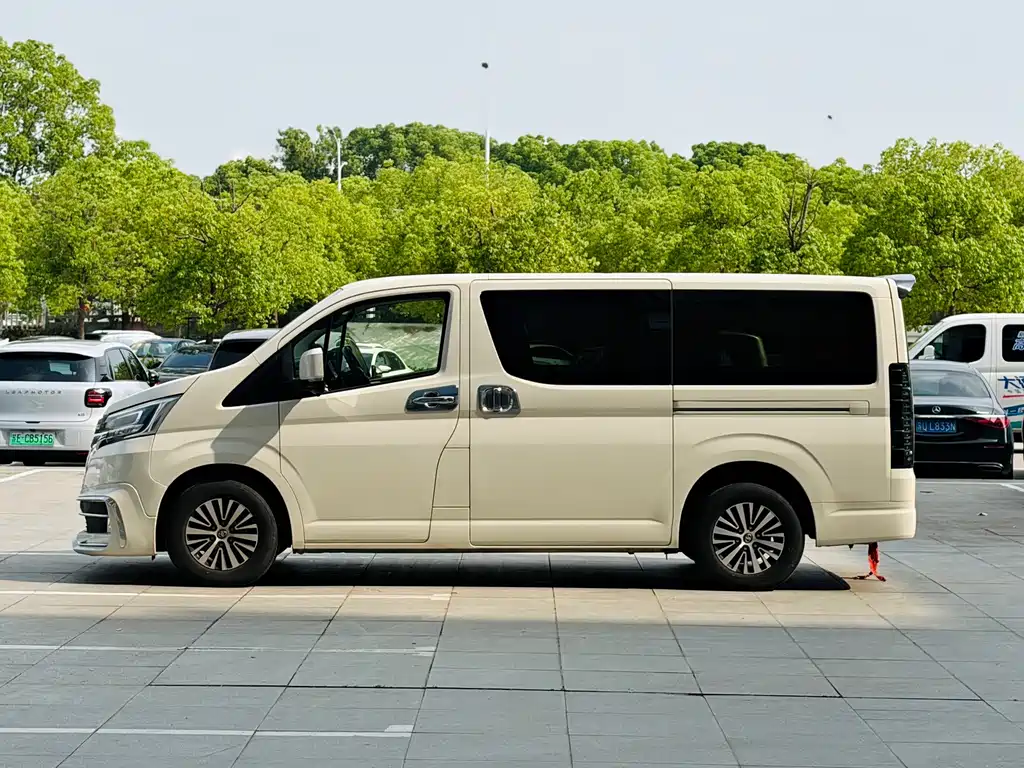 Toyota Hiace — миниатюра 2