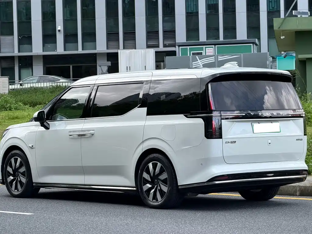 Volvo EM90 2025 Ultra мест