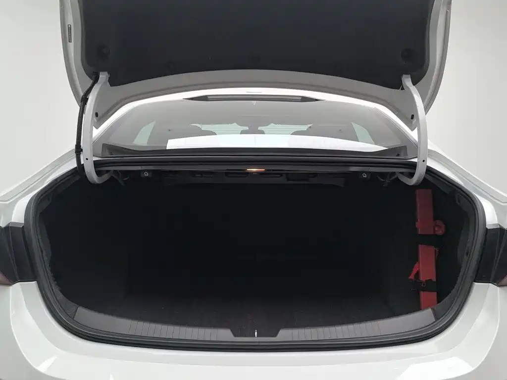 Chevrolet Malibu XL — миниатюра 16