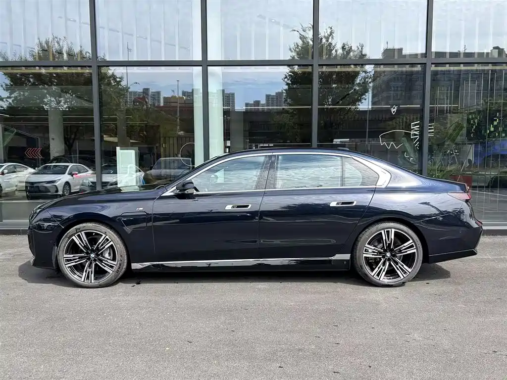 BMW i7 — миниатюра 3