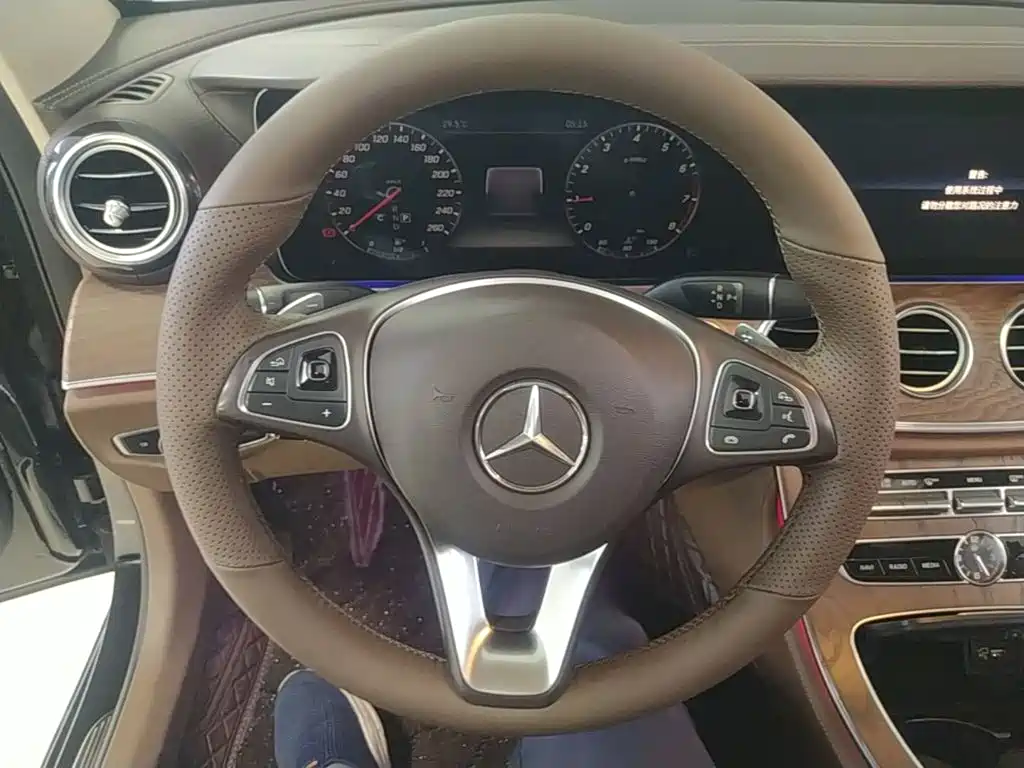 Mercedes-Benz E-Class — миниатюра 11