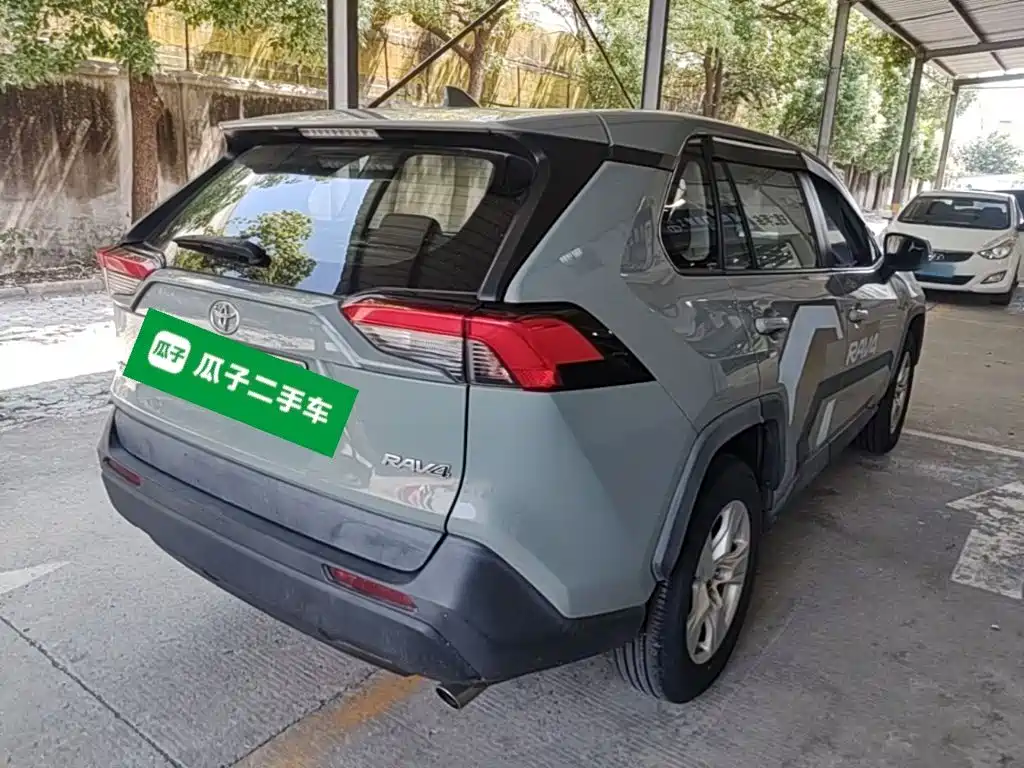 Toyota RAV4 — миниатюра 7