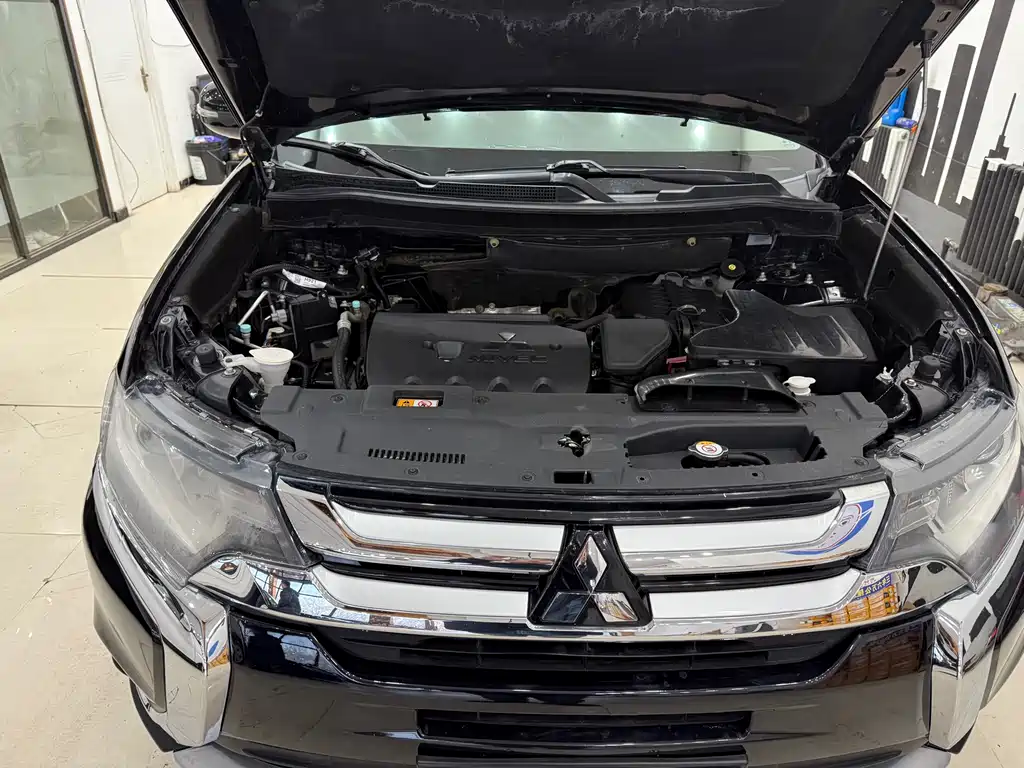 MITSUBISHI OUTLANDER