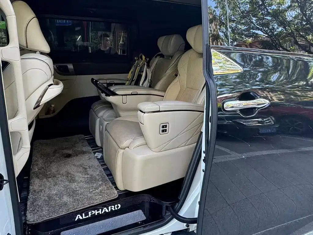 Toyota Alphard — миниатюра 5