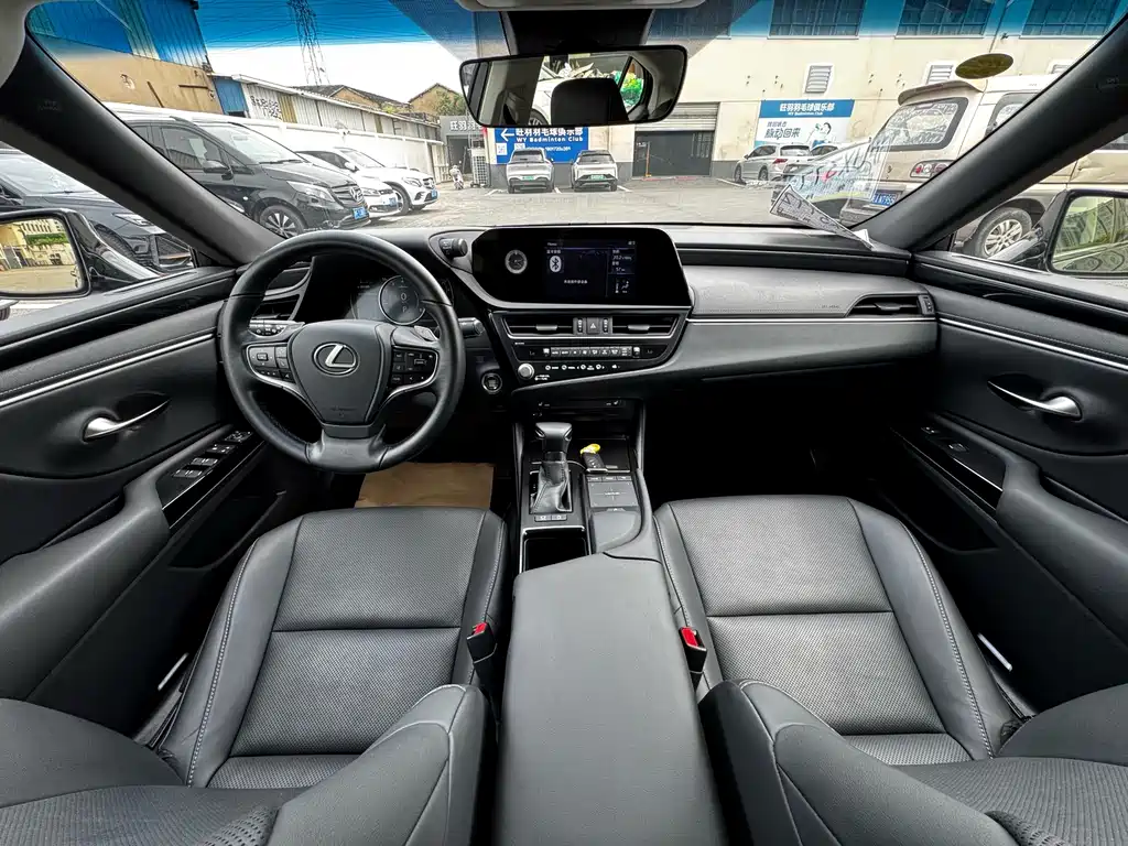 Lexus ES 2022 260