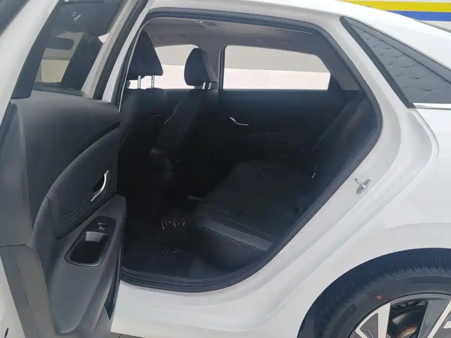 Hyundai Elantra — миниатюра 11