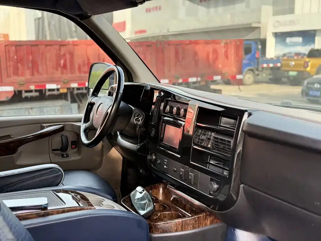 GMC Savana — миниатюра 9