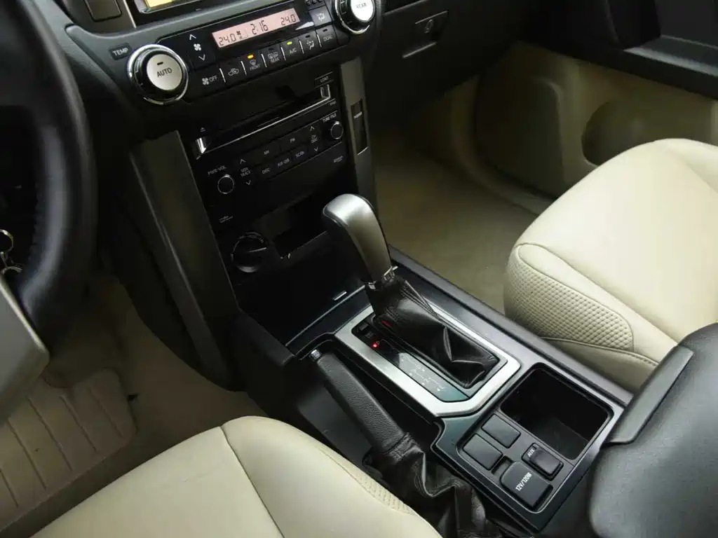 Toyota Land Cruiser Prado 2010 2.7L AT Luxury