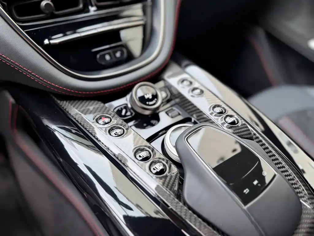 Aston Martin DBX 2023 4.0T V8 707