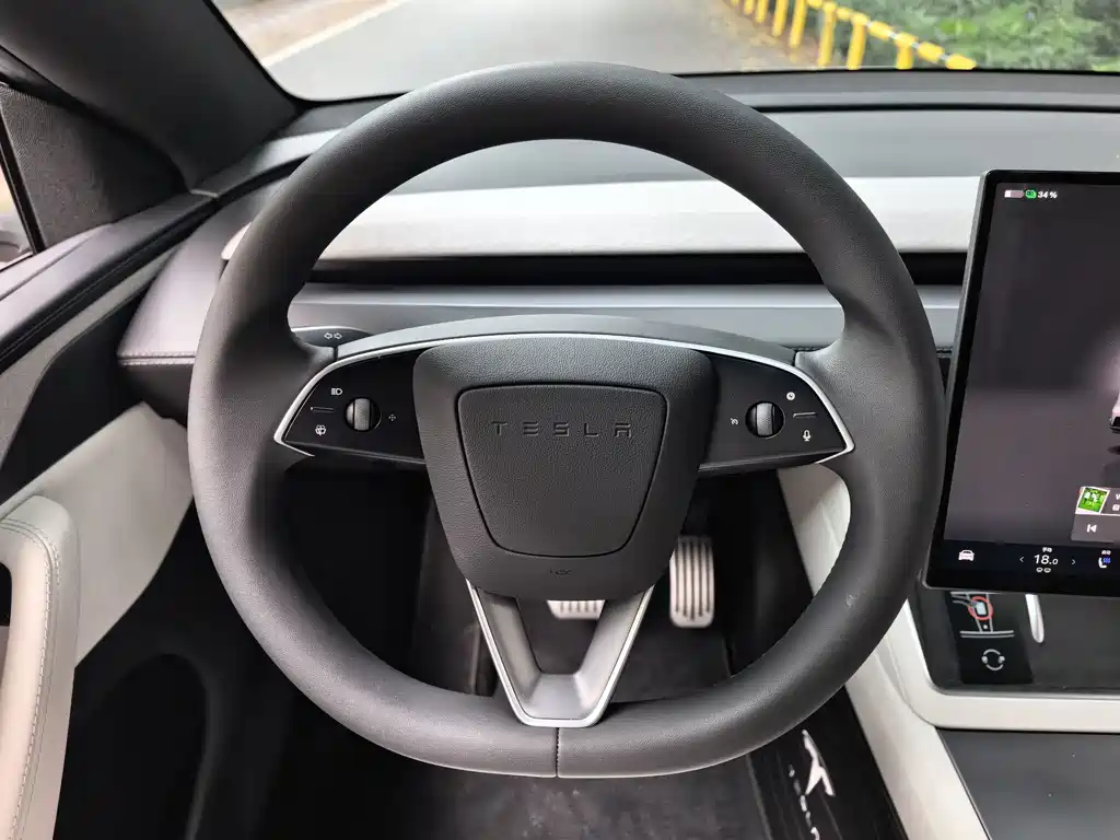 Tesla Model Y L — миниатюра 9
