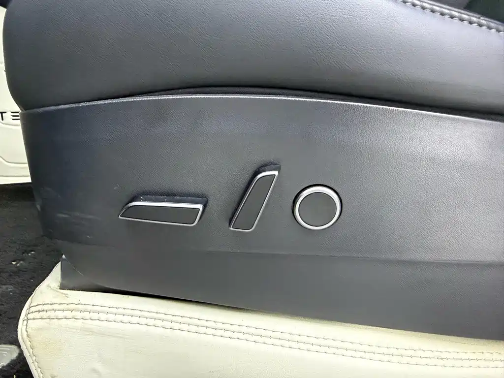 Tesla Model Y — миниатюра 15