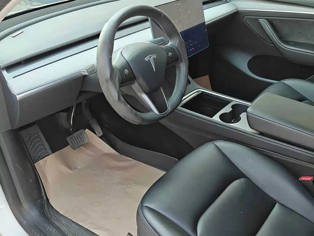 Tesla Model Y — миниатюра 8
