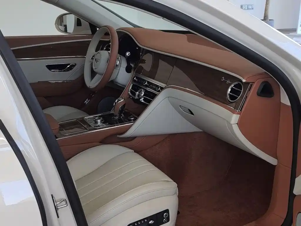 Bentley Flying Spur PHEV — миниатюра 6