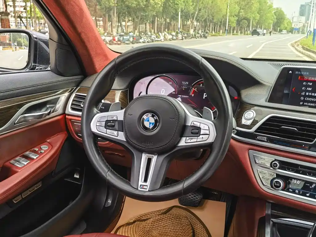 BMW 7 Series — миниатюра 11