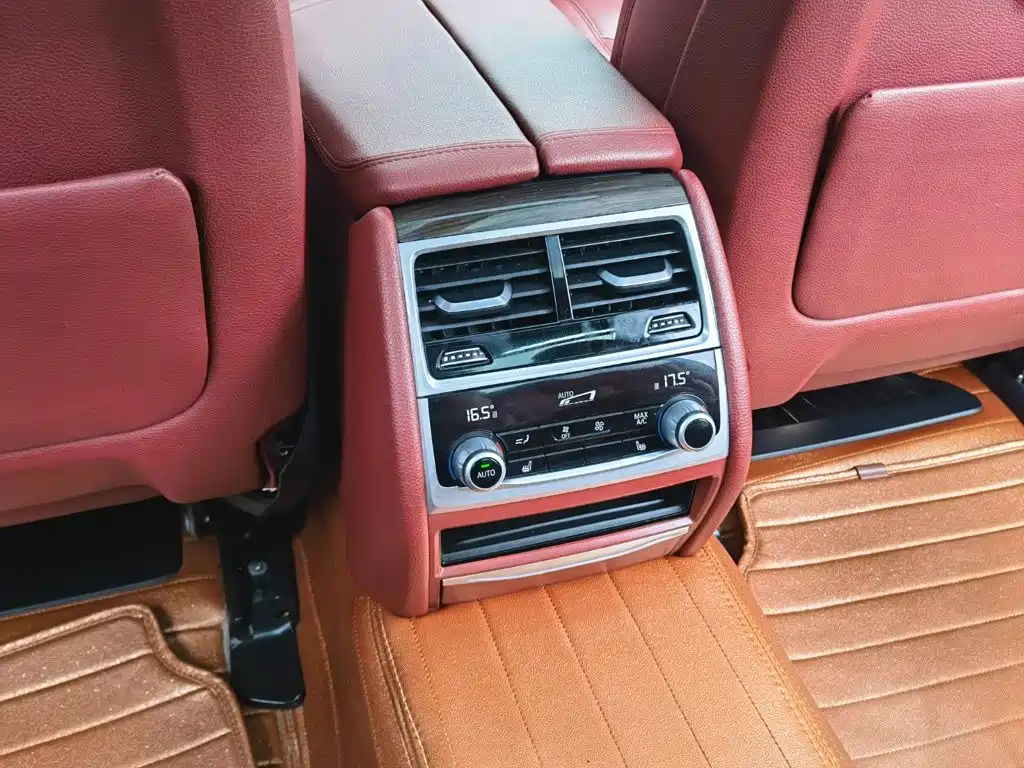BMW 7 Series — миниатюра 32