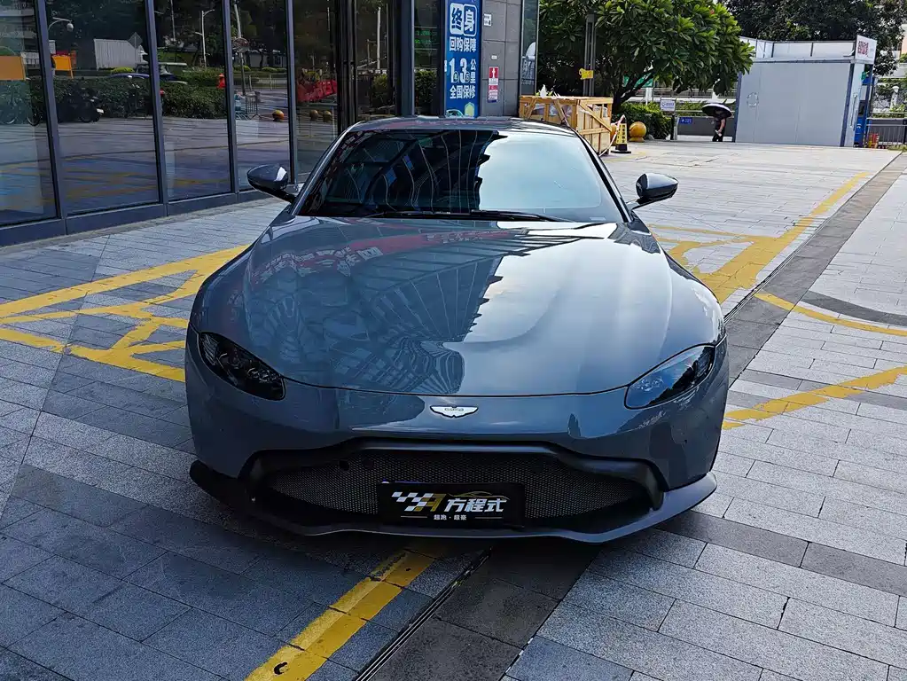 Aston Martin V8 Vantage 4.0T V8 Coupe, фото 3